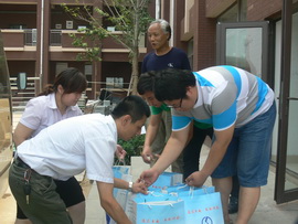 炎炎夏日送清凉  丝丝关爱寄深情