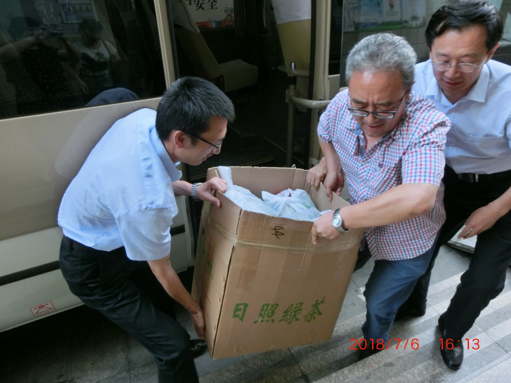 炎炎夏日送清凉 浓浓关爱沁人心